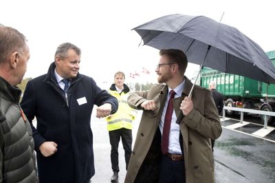 Lars Krarup (S) hilser på Benny Engelbrecht (S).