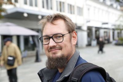 Jan Graabæk, Herning: - Jeg har søgt om at få dem, og det samme har min kæreste. Vi vil gerne flytte i hus, så vi gemmer pengene til det. Jeg ved godt, at det ikke er som tiltænkt, men når vi er flyttet ind, kommer vi til at bruge penge på møbler og alt muligt andet. Jeg håber, at de også ender med at udbetale de sidste to uger af feriepengene.