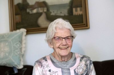 - Hukommelsen fejler ikke noget. Jeg er i hvert fald ikke dement endnu, konstaterer Dagmar Toksvig fra Herning, mens hun fortæller om sin tilværelse i anledning af, at hun mandag 5. oktober fylder 100 år. Foto: Tom Laursen