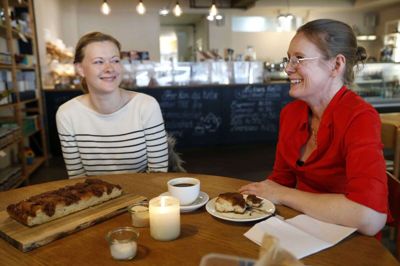 Marie Juul Sørensen, indehaver af Aroma, og brunsviger-afficionado Charlotte Lindhardt diskuterer opskrifter. Foto: Flemming Hansen
