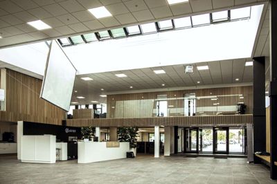 Ombygningen af AFRY’s hjemsted på Viborgvej har skabt et atrium med masser af dagslys, som øges af skærme med lysreflekterende materiale på bagsiden. Bygningen er nomineret som en af seks kandidater til Renover-prisen 2020. Foto: PR-Foto