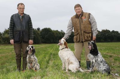 Far, mor og barn. Den engelske setter Sisto (t.h.) ses her med sin mor, Piteraq, sammen med ejeren, Jens Aage Madsen. I midten er Sistos far, Messi, sammen med ejeren, Jan Andreasen fra Herning. Foto: Henrik Ole Jensen