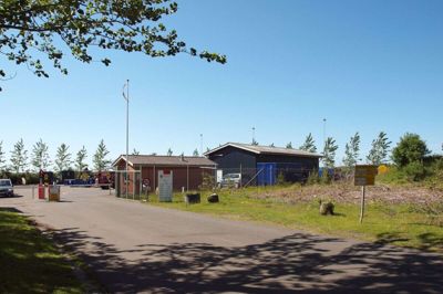 Genbrugspladsen i Bording bliver sammen med pladsen i Nørre Snede permanent kun bemandet i få timer hver dag. Til gengæld er de åbne fra morgen til sen aften. Foto: Thomas Vang Nielsen