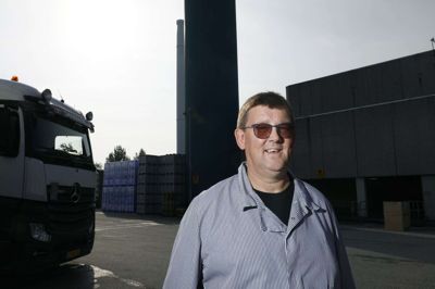 Tillidsmand Kurt Høj fortæller, at man ikke slipper for skavanker efter et langt arbejdsliv ved slagterbåndet. Foto: Henrik Ole Jensen