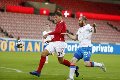 Jannik Vestergaard (t.v.) fik sin første landskamp i næsten to år og leverede solidt forsvarsspil ved siden af Mathias »Zanka« Jørgensen i det danske midterforsvar. Foto: Flemming Hansen