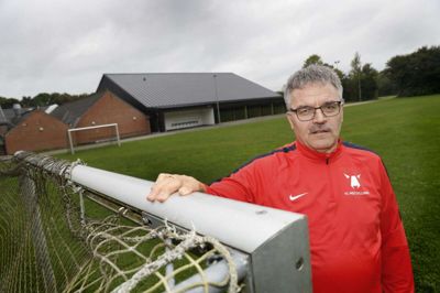 Preben Madsen har aldrig rigtig selv spillet fodbold. Alligevel fylder spillet rigtig meget i hans liv - ved siden af inventarvirksomheden 2LP i Aulum. Han har gennem mere end 20 år været både træner og kasserer i Gullestrup IF, er involveret i det fælles klub- og talentarbejde omkring FC Midtjylland og er som frivillig ansvarlig for billetsalget ved klubbens hjemmekampe. Derudover sidder han også i bestyrelsen for Gullestruphallen og har været med til at finde pengene til byens nye kulturhus. I morgen, fredag 9. oktober, fylder han 60 år. Foto: Flemming Hansen