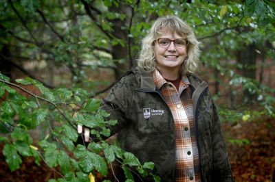 49-årige Elsebth Houe er ny naturformidler i Herning Kommune. Hun glæder sig til for alvor at komme i gang med arbejdet. Foto: Flemming Hansen