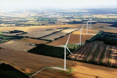 Ringkøbing-Skjern Kommune vil være 100 procent selvforsynende med vedvarende energi om tre år. Her er det vindmøller ved Troldhede. Foto: bertel jensen