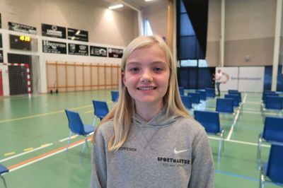 Gry Jeppesen, 7. klasse:
- Jeg tror nok, vi skal finde på et eller andet, så det ikke ender så galt med klimaet. Det var en lille smule skræmmende det, han sagde, men jeg tror, vi danskere kan være med til at løse tingene. Selv kan jeg ændre på det, jeg spiser. Mere grønt og kylling.