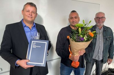 Amir Rehman fik overrakt årets kulturpris af borgmester Lars Krarup (V) og kulturudvalgsformand Johs. Poulsen (R). Foto: Herning Kommune