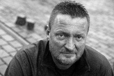 Brolægger Jørn Andersen foretrækker klart udelivet fremfor en kontorstol. Foto: Flemming Hansen