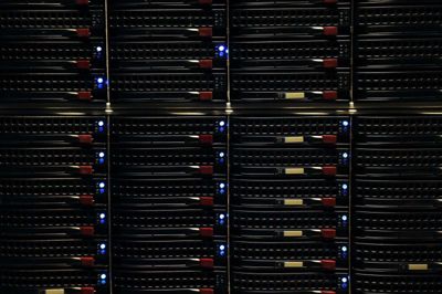 Det kan være svært at forestille sig, hvordan internettet ser ud i fysisk form. I virkeligheden er det en masse mellemstore sorte kasser med blå, blinkende lygter. Foto: Flemming Hansen