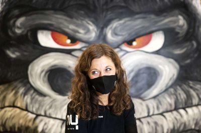 Det er forhåbentlig sidste gang, vi kan bringe dette billede: Mundbinds-påbuddet til koncerter bliver forhåbentlig snart ophævet, så Rikke Andersen og koncertgængerne kan feste lidt mere normalt. Foto: Tom Laursen