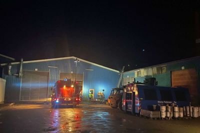 Brand & Redning MidtVest var i nat til stede ved et stålværksted i Vildbjerg, hvor der var brand i et loft. Foto: Holck Photo