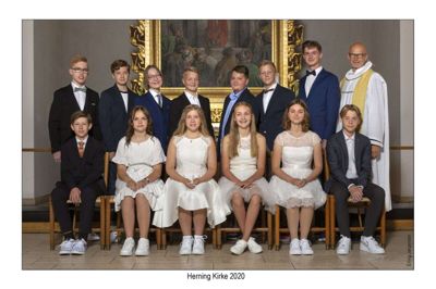 Konfirmander fra Midtjyllands kristne Friskole lørdag 5. september klokken 9.30 ved sognepræst Bo Knudsen. Bagerst fra venstre: Tobias Fromberg Ørskov Mortensen, Lucas Ravn Jacobsen, Bertram Scheel Søndberg Lassen, Samuel Andersen, Magnus Ryssel Cassøe, Simon Reinholdt Thomsen Jensen, Johannes Vestergaard Dørken. Forrest fra venstre: Peter Dueholm Kristiansen, Hanna Borup Knudsen, Julie Bækgaard Sørensen, Sarah Lodahl Fomsgaard, Sarah Elisabeth Thusholt, Thomas Højland Jacobsen. Foto: Privatfoto