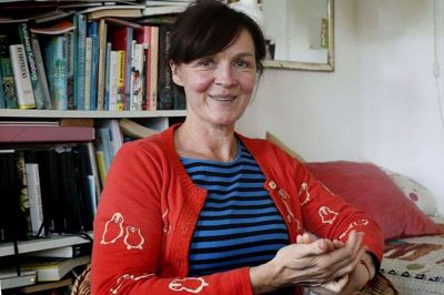 Camilla Thyrring Ludvigsen er vokset op mellem Arnborg og Brande, men tilbragte store dele af hverdagene i Herning, hvor hun gik i skole. I dag bor museumsdirektørens datter på Amager og arbejder som grafisk designer, forfatter, illustrator og de senere år også som kunstner. Blandt de naivistiske motiver fra Københavns gader og den svenske natur er der også begyndt at dukke motiver op fra det Herning, hun husker. Foto: Flemming Hansen