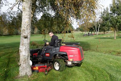 I Folkebladets serie Udeliv sætter vi blandt andet fokus på nogle af de job, som foregår udendørs i al slags vejr. Her er chefgreenkeeper Jarl Tranekær Jørgensen et godt eksempel, og han tager hellere en regnvejsdag udenfor end en dag indenfor på kontoret. Foto: Flemming Hansen