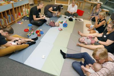 Sådan ser det ud, når det går løs med barselscafé i Sunds. Snart vil scenerne også udspille sig i Baunekirken, hvor Folkekirkens Familiestøtter åbner en ny barselscafé. Foto: Henrik Ole Jensen