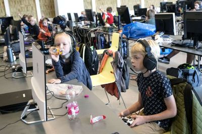 Der skal koncentration til, hvis man vil være den bedste til spillet Fortnite. I denne uge var der konkurrencer og socialt samvær i Huset No7 for en række lokale børn. Foto: Tom Laursen