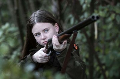 16-årige Sarah Løgager Holst-Pedersen har netop fået jagttegn, men hun har årelang erfaring med forskellige typer jagt. Hun går på jagt både med sin far, med sin morbror og med sine kammerater fra Nøvlingskov Efterskole. Foto: Tom Laursen