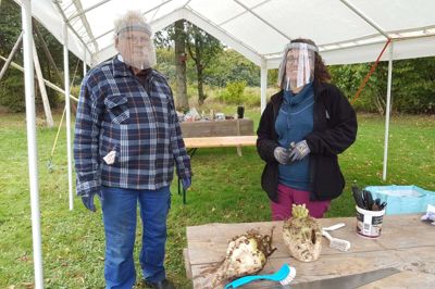 Museumsinspektør Britt Vestergaard fik hjælpe af tre frivillige til at bemande de gratis aktiviteter, da Vester Palsgård dannede rammen om efterårsferiesjov for hele familien. En af de frivillige var Leif Thykjær (t.v.), som stod for posten, hvor man kunne bygge sit eget insekthotel. Foto: Thomas Vang Nielsen