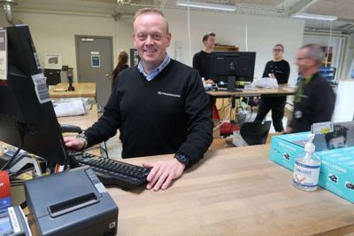 Jannick Husted har været inden for byggemarkedsbranchen i 20 år. Han har titel af salgschef, men han stiller sig også gerne bag disken. Foto: Henrik Lind Jørgensen