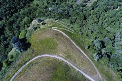 Hernings svar på Alpe d’Huez, Knudmosebjerget, er et velbesøgt sted, både for dem der vil kigge ud over Herning og omegn, men også for cykelfolket, som kan prøve kræfter med de snoede stier op og ned af »bjerget«. Foto: Flemming Hansen