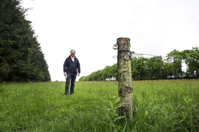 Der er lys og luft og stilhed i de små bysamfund. Men hvad nytter det, hvis realkredit og banker tøver med at låne penge ud til folk, der gerne vil bygge eller købe ny bolig. Formanden for Vorgod-Barde Borgerforening, Chr. Christensen, samler eksempler ind på folk, der har svært ved at låne penge, fordi boligen ligger i et yderområde. Foto: Tom Laursen
