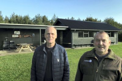 Gjellerup Sogns Jagtforening har eksisteret siden 1932, mens foreningens jagthytte i Gudumkær Plantage har omkring 50 år på bagen. Nu er hytten blevet renoveret, fortæller formand Jesper Lund Lauridsen (t.v.) - her sammen med Ole Rønnow fra bestyrelsen. Foto: Bo Lundgaard