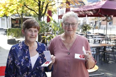 Funklende punktum på lange arbejdsliv. Lissy Jensen (t.v.) og Anne Marie Klausen har været ansat på Danish Crown i henholdsvis 47 og 40 år, og for den indsats fik de fredag - med corona-forsinkelse - overrakt dronningens fortjenstmedalje ved en lille festligholdelse. Også den var med begrundelse i virus og sikkerhed flyttet ud af arbejdspladsen og ind på café Dyrby på Torvet i Herning. Foto: Flemming Hansen