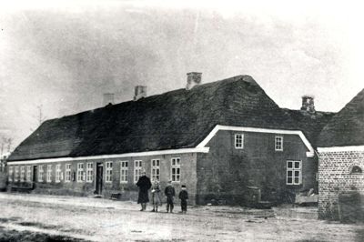 Nok kan vi gå 150 år tilbage i avisens spalter, men lokale fotos var der stort set ingen af på den tid. Vi er derfor henvist til at illustrerede tiden med de sparsomme fotos, som lokalarkiverne kan tilbyde. Her ses daværende Christiansminde Kro, forløberen for Hotel Eyde, på et foto fra årene lige efter 1870. Foto: Lokalhistorisk Arkiv Herning