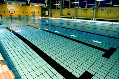 Vildbjerg Sports- og Kulturcenters svømmehal holder mandag lukket, fordi flere gæster fra en svømmeklub i hovedstadsområdet er smittet med coronavirus. Foto: Henrik Ole Jensen