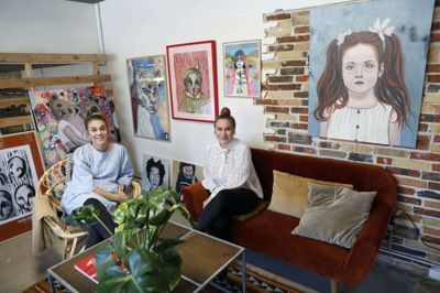 Søstrene Zimmerlund, Anette (t.v.) og Amanda, har i fællesskab fundet et nyt sted at udfolde deres kreative åre. Foto: Flemming Hansen