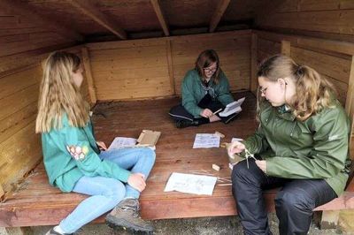 De ældste pigespejdere i Videbæk er kendt som De Grønne Papegøjer - her i gang med en spejderopgave i en af de nybyggede sheltere. Fra venstre er det Lisa Pedersen, Frederikke Jensen og Lea Vestergaard. Foto: Privatfoto