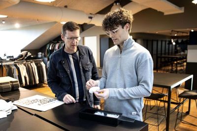 Elevansvarlig Per Bomholt (t.v.) er pavestolt af Nicki Rye Schou og sidste års vinder af fagprøveprisen fra Bestsellers skræddersyede handelsuddannelse. Foto: Tom Laursen