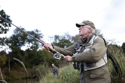 På en af sæsonens sidste dage smed Hans Jørgen Jensen og Jens Løntoft snøren i Skjern Å. Foto: Flemming Hansen