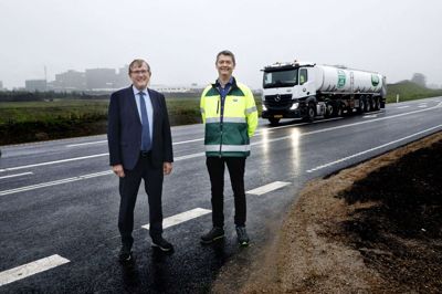 Det krævede lige lidt timing med at få tankvognen til at køre forbi kørselschef hos Arla, Ole Boye Madsen (t.h.) og borgmester i Ringkøbing-Skjern Kommune, Hans Østergaard (V), da vej-åbningen skulle foreviges. Foto: Henrik Ole Jensen