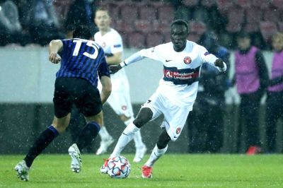 Pione Sisto i aktion i kampen mod Atalanta. Nogle af FCM's nøglespillere forventes at få en pause i aftenens udekamp mod Brøndby, og en af dem kunne være den hjemvendte landsholdsspiller. Foto: Tom Laursen