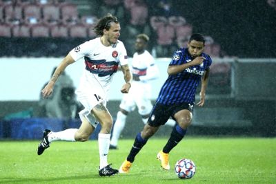 Alexander Scholz (t.v.), der her fører bolden forbi Atalantas Luis Muriel i Champions League-premieren i Herning, anerkender kvaliteterne hos det italienske storhold. Foto: Tom Laursen