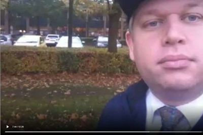 Rasmus Paludan lagde uanmeldt vejen forbi Ikast-Brande Gymnasium i går og live-streamede sit besøg, hvor han blandt andet truer gymnasiet med demonstration og koranafbrænding. Foto: Fra Facebook livestream