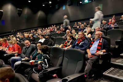 I det første kvarters tid var der en snert af forventningsfuld stadionstemning, inden målene begyndte at rasle ind i FCM-nettet. Foto: Jette Aaes