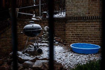 Der findes masser af plejeprodukter til rens, pleje og rustbehandling af grillen. Men i mange tilfælde kan du sagtens gøre grillen vinterklar med ting, du alligevel har i køkkenskabet. foto: Eli Imadali/Ritzau Scanpix