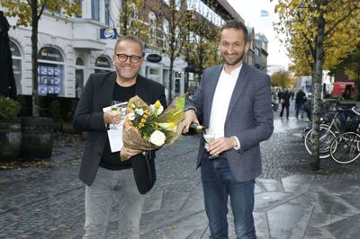 Citychef Allan Kristensen og erhvervs- og borgerservicechef Henrik Kjeldsen fra Herning Kommune lod champagneproppen springe, da de torsdag vendte hjem med prisen som »Danmarks mest servicemindede handelsby« til midtbyens butikker. Foto: Henrik Ole Jensen