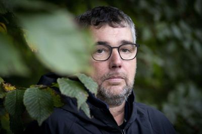 Morten Bundgård er kun 57 år, men alligevel syg med alzheimers sygdom. Han kan stadig være alene hjemme, men spørgsmålet er, hvor længe. Han ønsker, at der var nogle tilbud til demenssyge i samme situation, for det er absolut ikke nemt kun at være i 50´erne med den sygdom, mens tilbuddene er tilegnet ældre. Tilbuddene er der ikke noget galt med, understreger Morten, han er bare for ung og i en anden målgruppe. Dog understreger Morten Bundgård, at lægen og kommunens demenskoordinator har været en stor støtte i hele forløbet. Foto: Jakob Stigsen Andersen