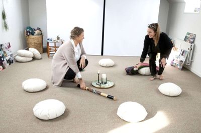 Idéen om et fællesskab som Aurahuset, hvor kvinderne brænder for at arbejde med det hele menneske på forskellige alternative, spirituelle og kreative måder, opstod for flere år siden. Eva Thomassen (t.v.) og Kira Munk har sammen med Marielune Sommer gjort idéen til virkelighed. Foto: Tom Laursen