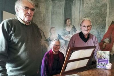 Næstformanden i Blicher-Selskabet, Peder Porse (t.v.), gav sammen med Bente Harbo og Erik Harbo prøver på både noveller og sange fra »E Bindstouw« ved bogpræsentationen på Herningsholm. Foto: Kurt H. Jørgensen