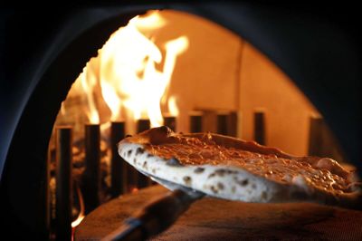 Høj pris på gas og brænde gør det urentabelt at holde Ild Pizza i Bredgade åbent. Når tiderne skifter, har kæden planer om at åbne dørene igen. Foto: Henrik Ole Jensen