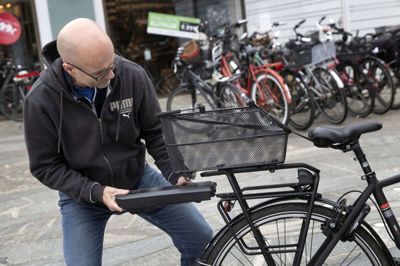 Tue Willum har allerede kørt 2450 kilometer på sin el-cykel, som han købte i maj i år. Foto: Tom Laursen.