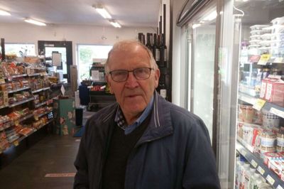Peder Christensen har trykt en folder på grønt papir, som omdeles til samtlige husstande i Fjelstervang, Vorgod Østerby og Rimmerhus i håb om, at folk vil bidrage med kapital til den fortsatte drift. Foto: Jesper Wind