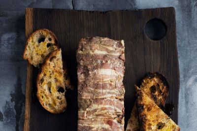 Fasanterrine med syltede rødløg. Foto: Columbus Leth